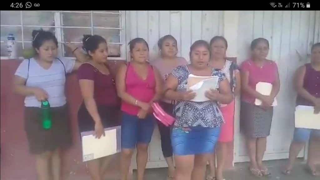 Padres de familia piden contratación de maestros para una escuela de