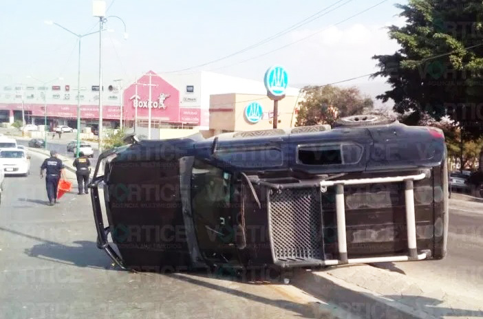 Vuelca camión tras esquivar a un peatón en Tuxtla