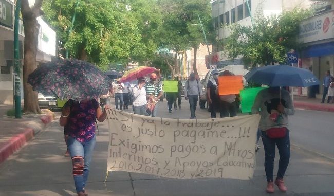 Marchan desde el centro de la Capital hasta las instalaciones de la Secretaría de Educación