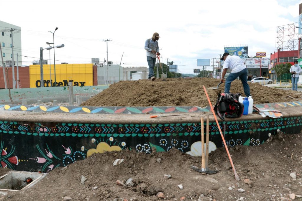 Avanzan trabajos de jardineras que sustituyen a la antigua fuente de “La Jícara”