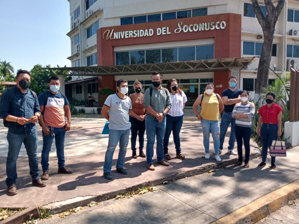 Protestan ex alumnos de la Universidad del Soconusco por falta de tramitación de títulos profesionales 