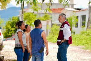 Ángel Torres recorre las calles y escucha a habitantes de la colonia Adonahi