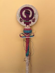 El “Bastón de Mando de Las Mujeres” que recibió la virtual presidenta electa Claudia Sheinbaum Pardo, hecho por artesanas Oaxaqueñas