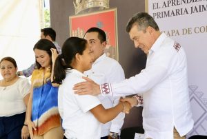 Con respaldo de AMLO estamos sacando adelante al sector educativo de Chiapas: Rutilio Escandón