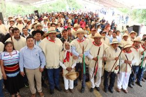 Entrega Rutilio Escandón camino Chanal-La Mendoza que unirá a comunidades indígenas