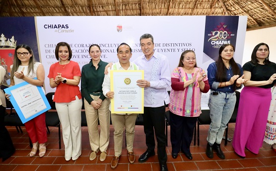 Entrega Rutilio Escandón distintivos Turismo Incluyente y Chiapas Love Inclusive a prestadores de servicios turísticos