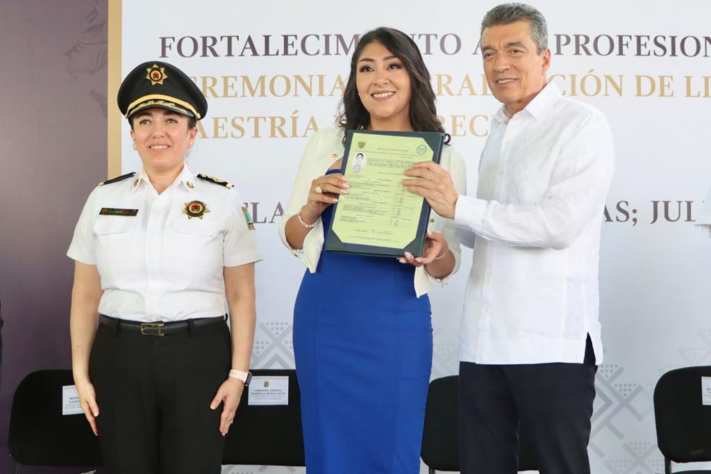 Rutilio Escandón felicita a egresados de la licenciatura y maestrías del Instituto de Formación Policial