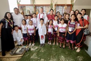 Rutilio Escandón y Alejandra Frausto reciben a niñas niños y jóvenes de los Semilleros Creativos de Chiapas